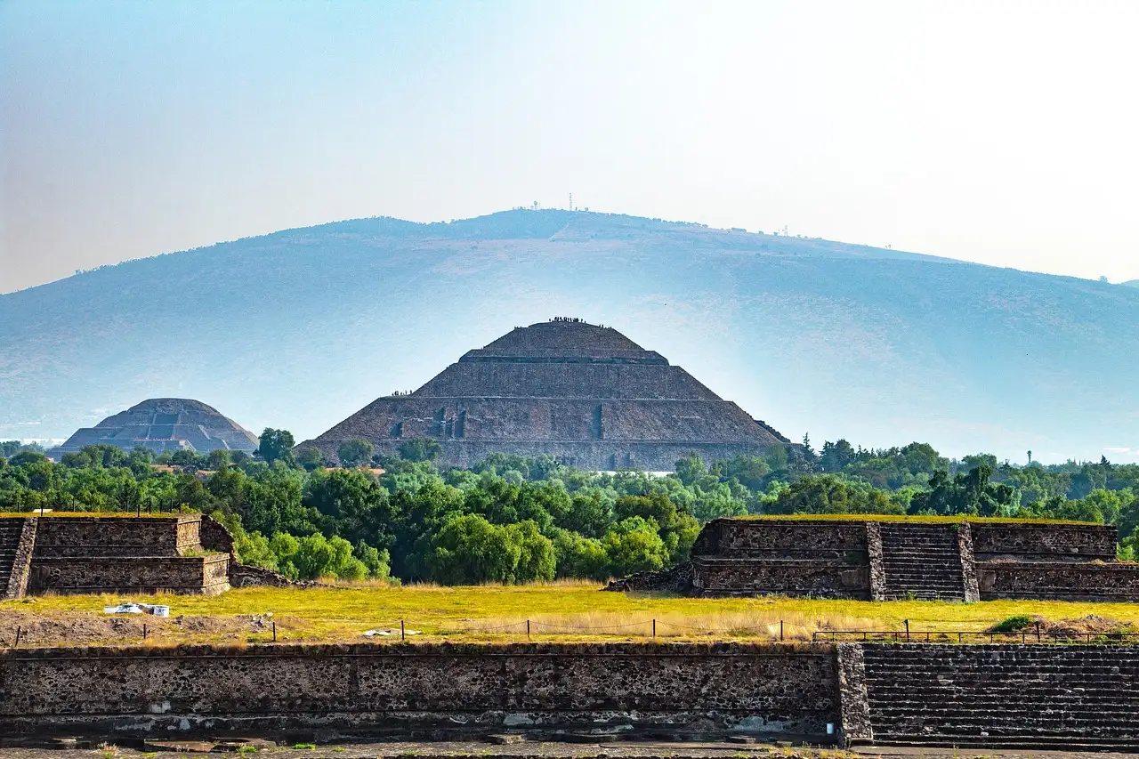 ¿Cómo honraban los aztecas a sus guerreros en su sociedad?