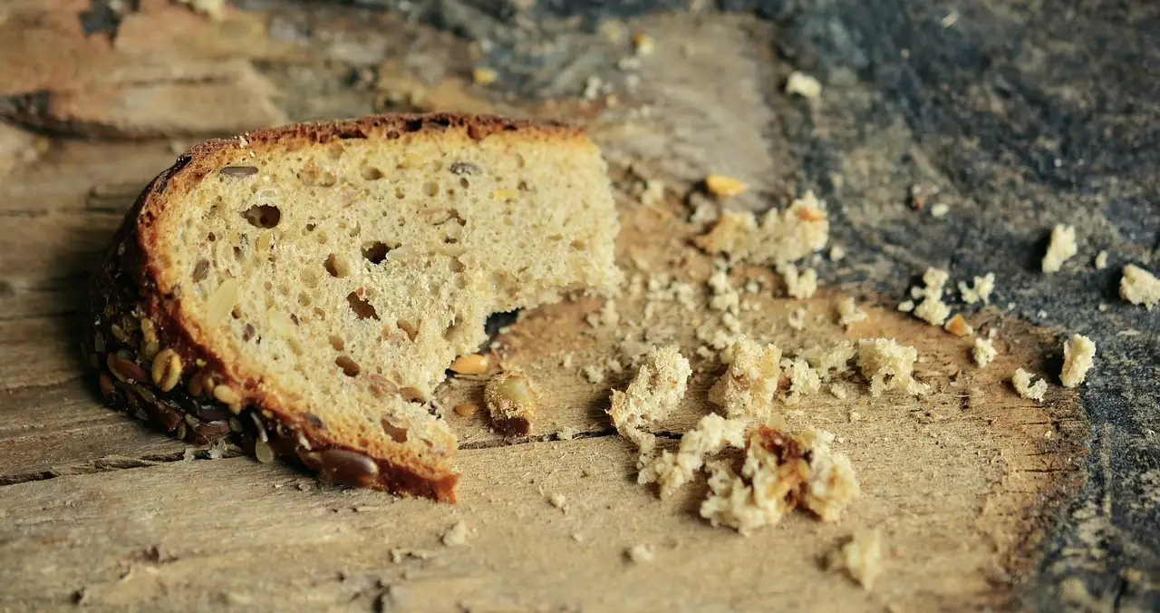 ¿Cómo lograr una base de tarta crujiente con pan rallado?