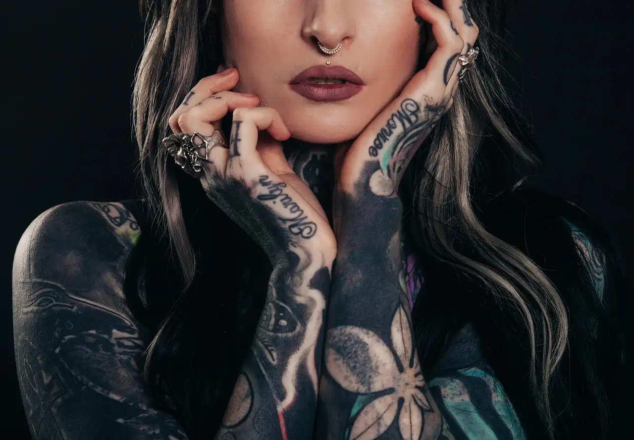 ¿Cuál es el rol de los tatuajes en la pintura corporal cultural?