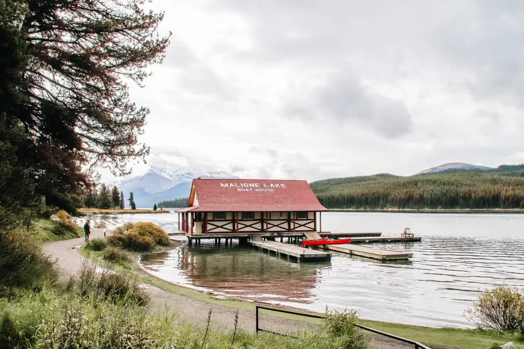 ¿Cuál es el tamaño del Lago Athabasca en Canadá?