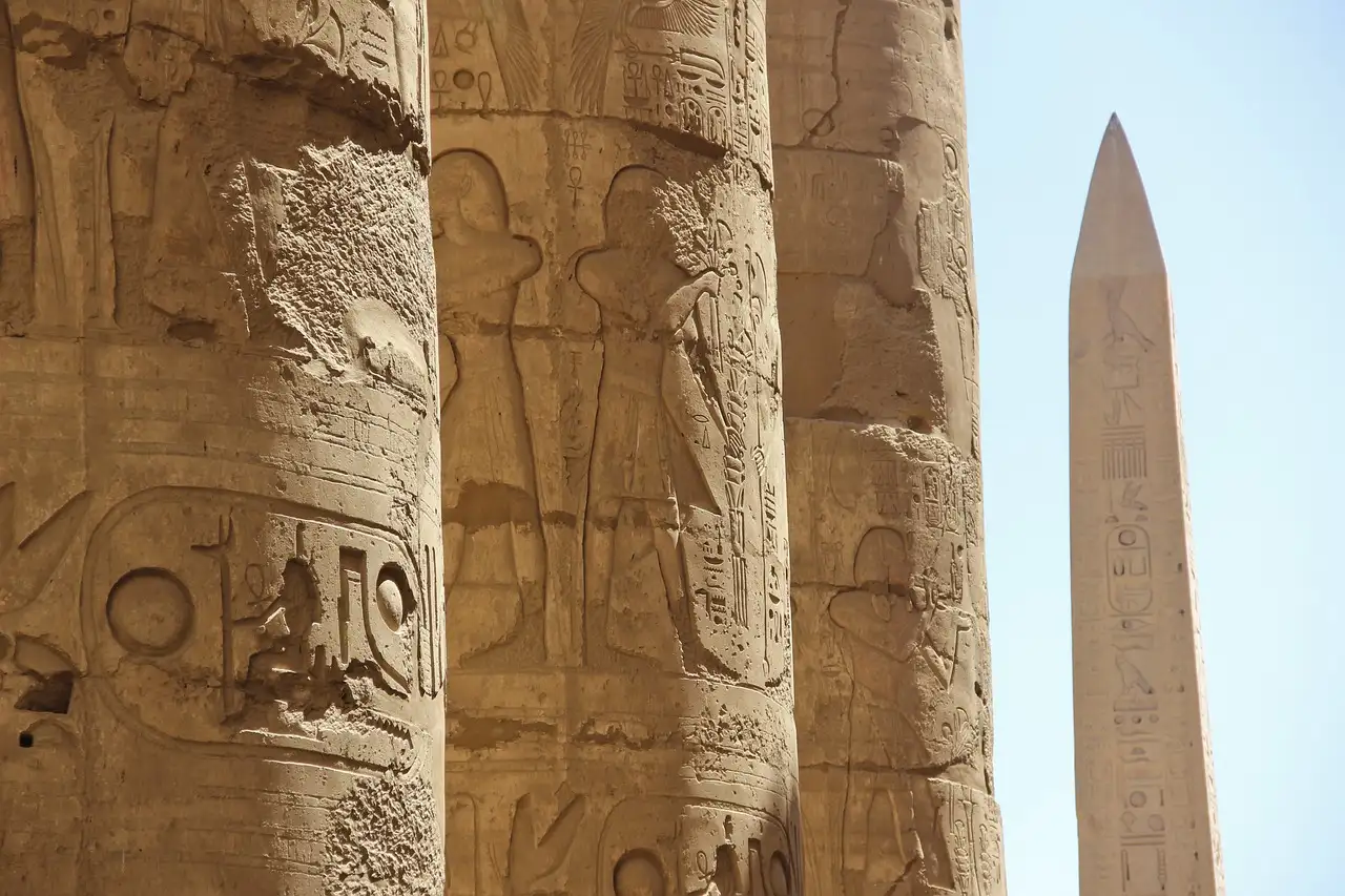 ¿Dónde se encuentran las enormes columnas en Luxor?