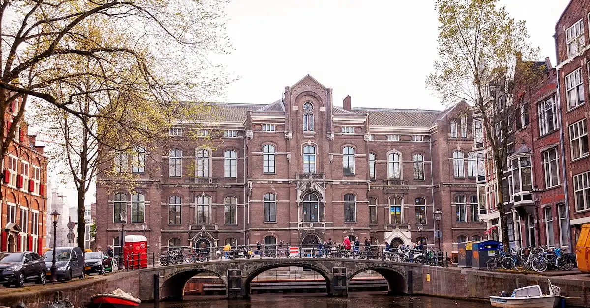 ¿En qué ciudad de los Países Bajos está la famosa universidad?