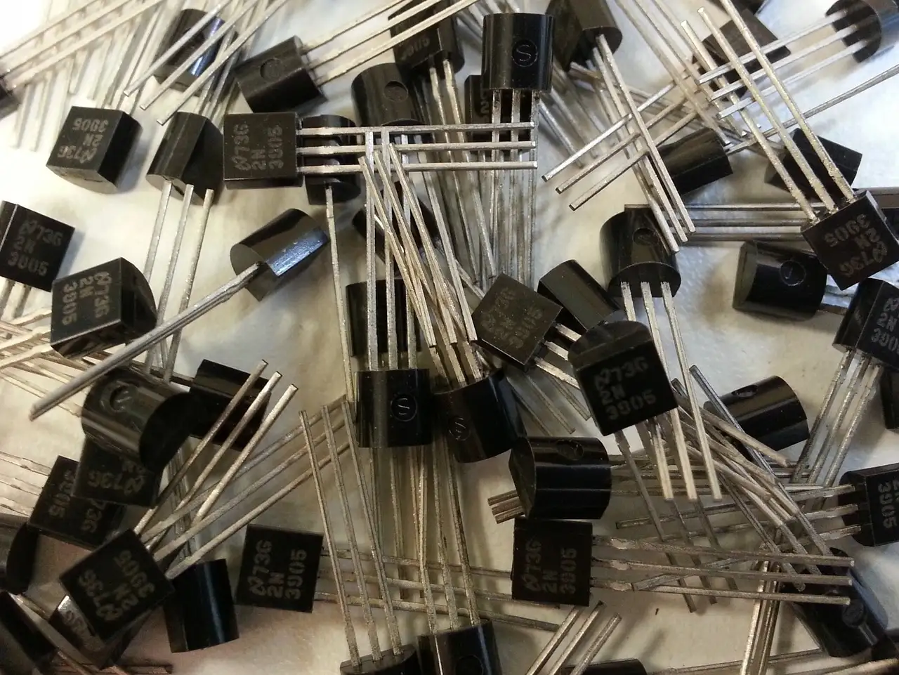 ¿Por qué el transistor revolucionó la tecnología sobre tubos de vacío?