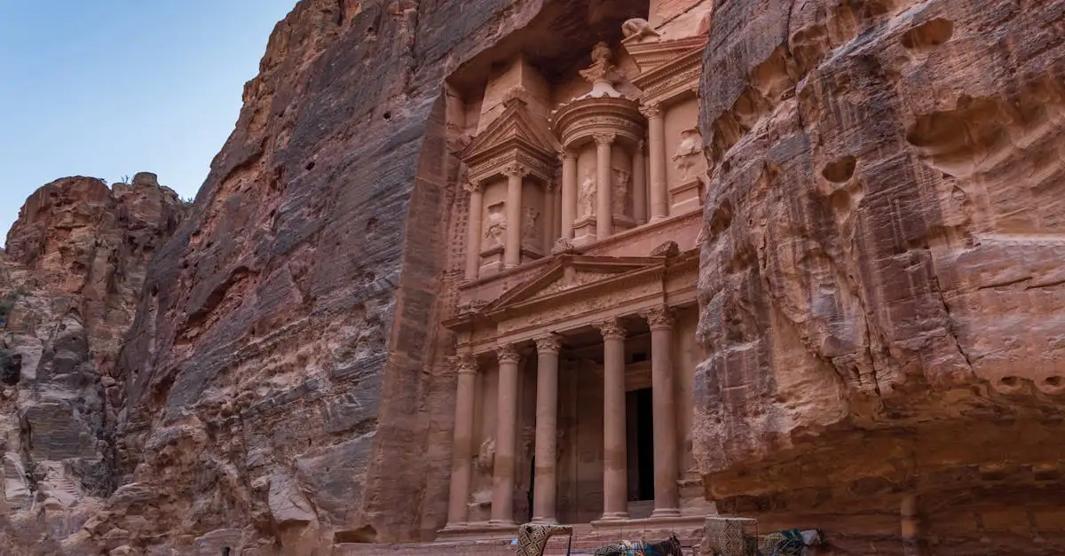 ¿Dónde está ubicada la antigua ciudad de Petra exactamente?