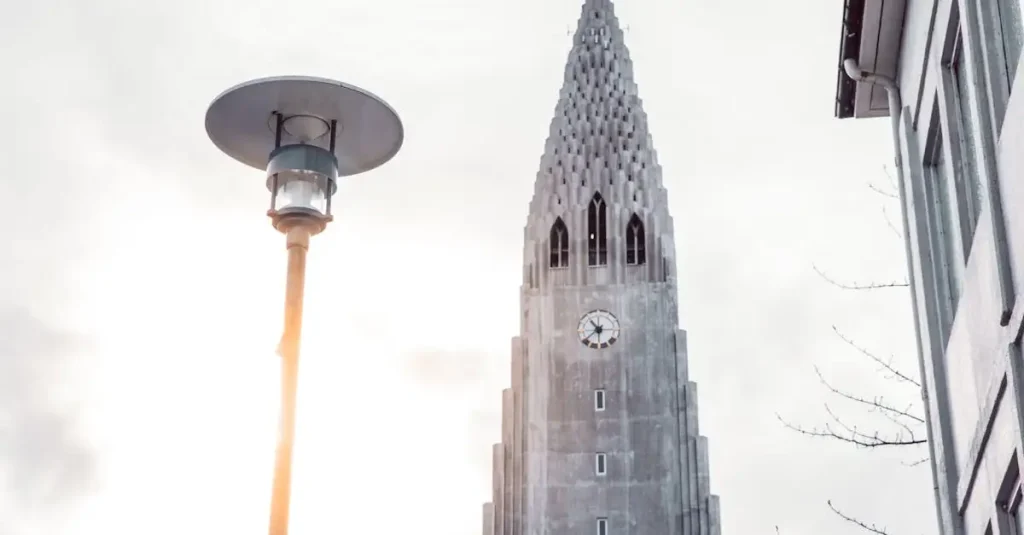 ¿Dónde está la iglesia de Reikiavik con columnas de basalto?