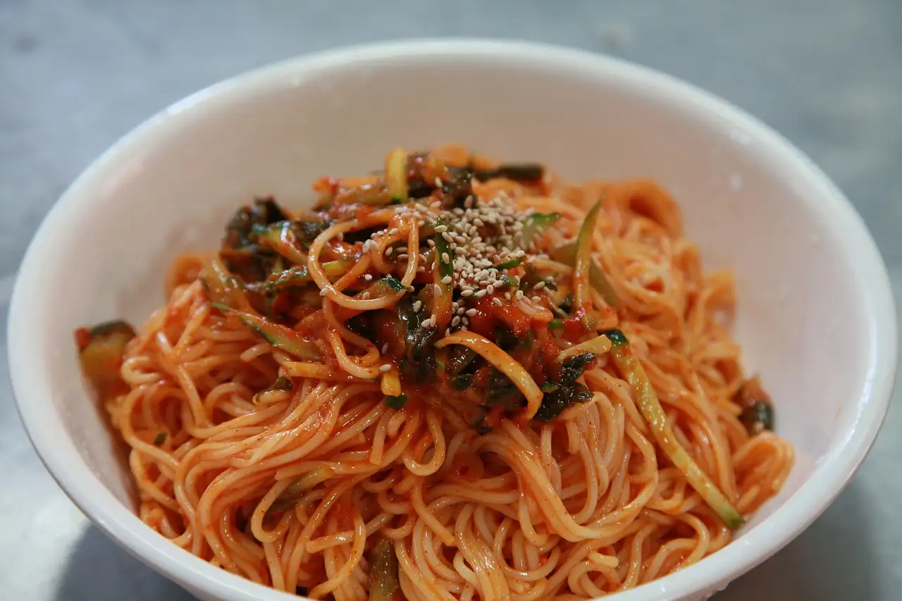 ¿Cómo evitar que los fideos se peguen al enjuagarlos?