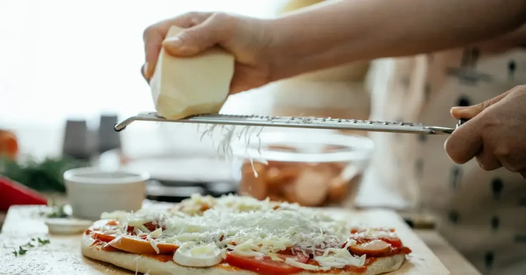 ¿Cómo rallar queso sin que se pegue fácilmente?
