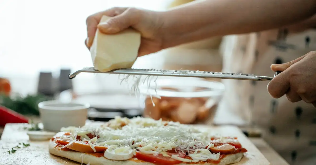 ¿Cómo rallar queso sin que se pegue fácilmente?