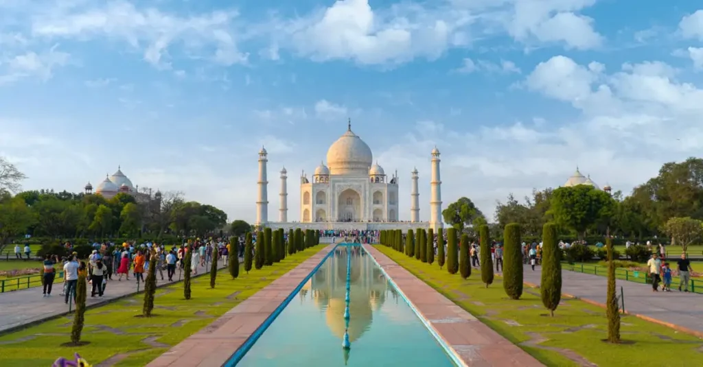 ¿Cuál es la famosa mezquita de cúpulas blancas en India?