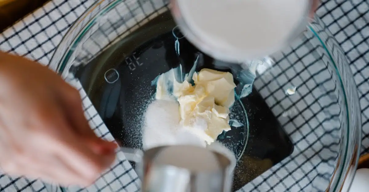 ¿Cómo mezclar mantequilla en la masa de pastel fácilmente?