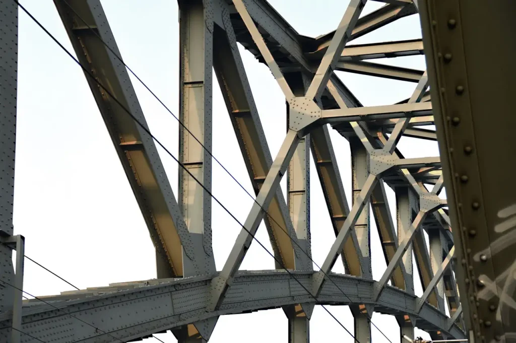¿Cómo se construyen puentes ferroviarios sobre ríos y desfiladeros?