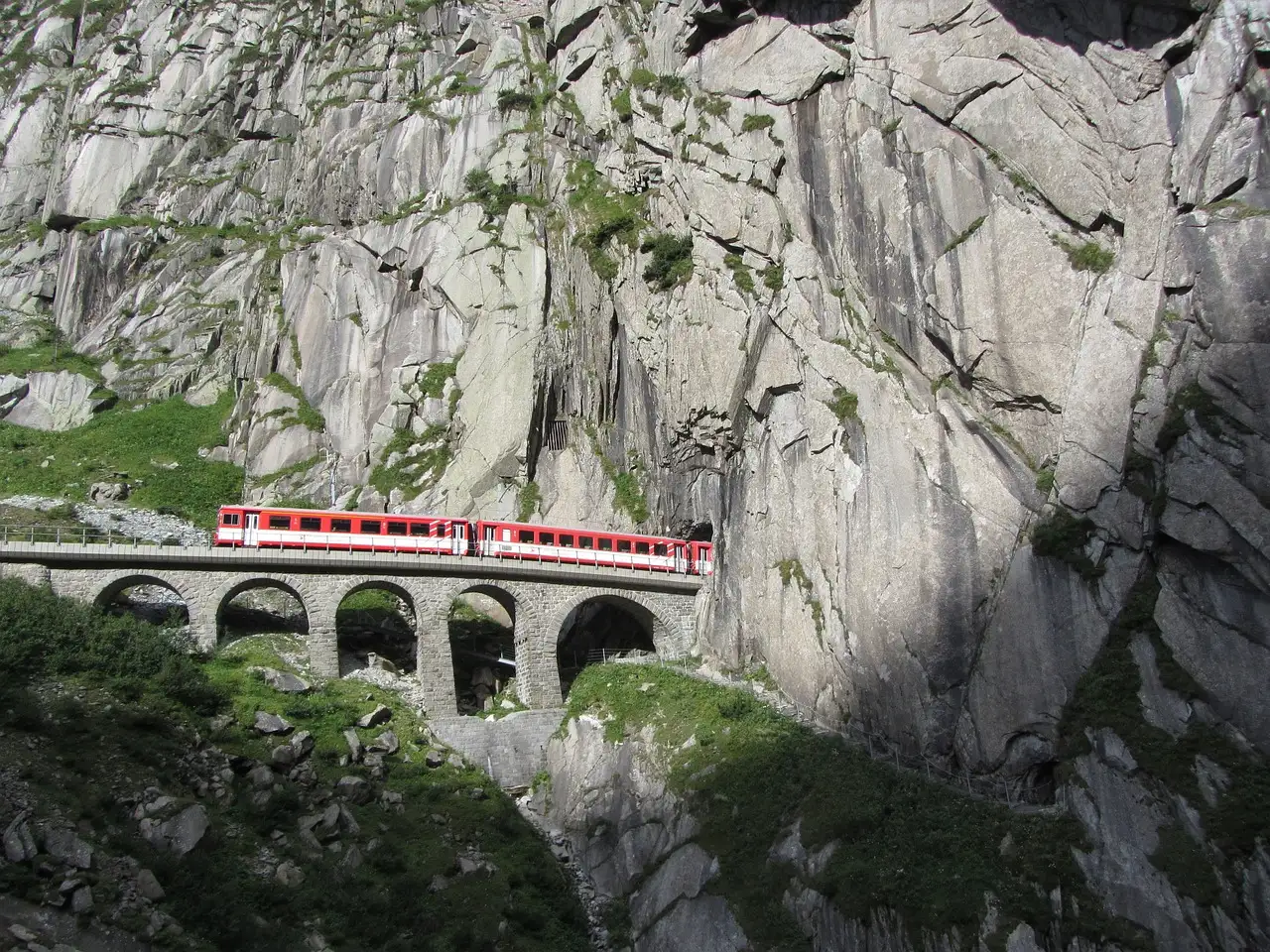 ¿Cómo se construyó la línea de ferrocarril Gotthard en Suiza?