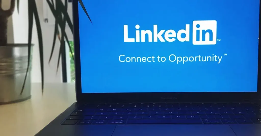 ¿Cómo se distingue LinkedIn de otras redes sociales?