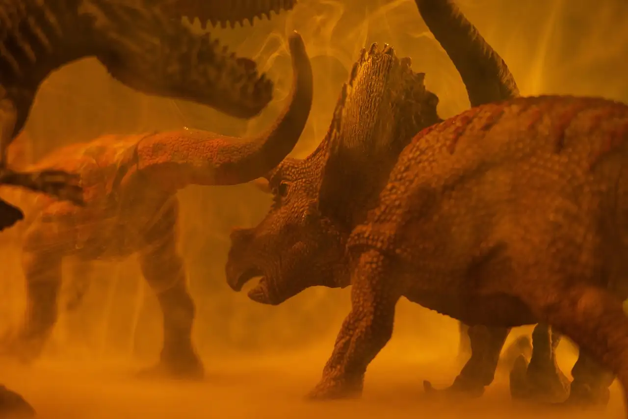 ¿Cuál es la diferencia entre dinosaurios carnívoros y herbívoros?