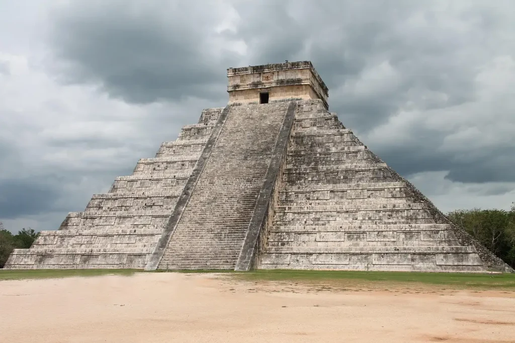 ¿Cómo organizaban los aztecas sus mercados de forma efectiva?