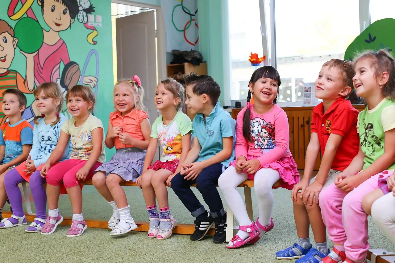 ¿Cuál fue la influencia de Fröbel en los jardines de infancia?