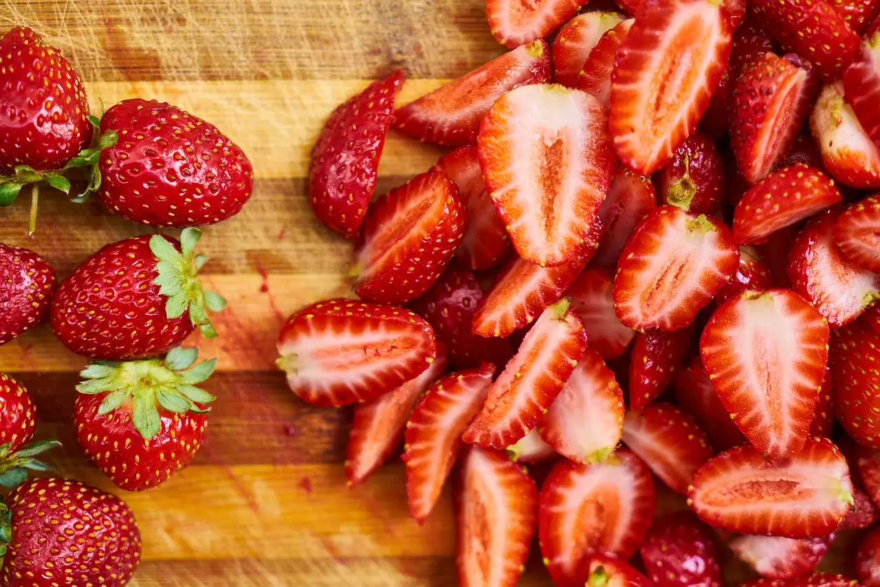 ¿Cuántos gramos de fresas son excesivos en una dieta saludable?