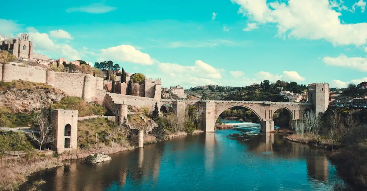 ¿Qué ciudad española medieval destaca por su catedral?