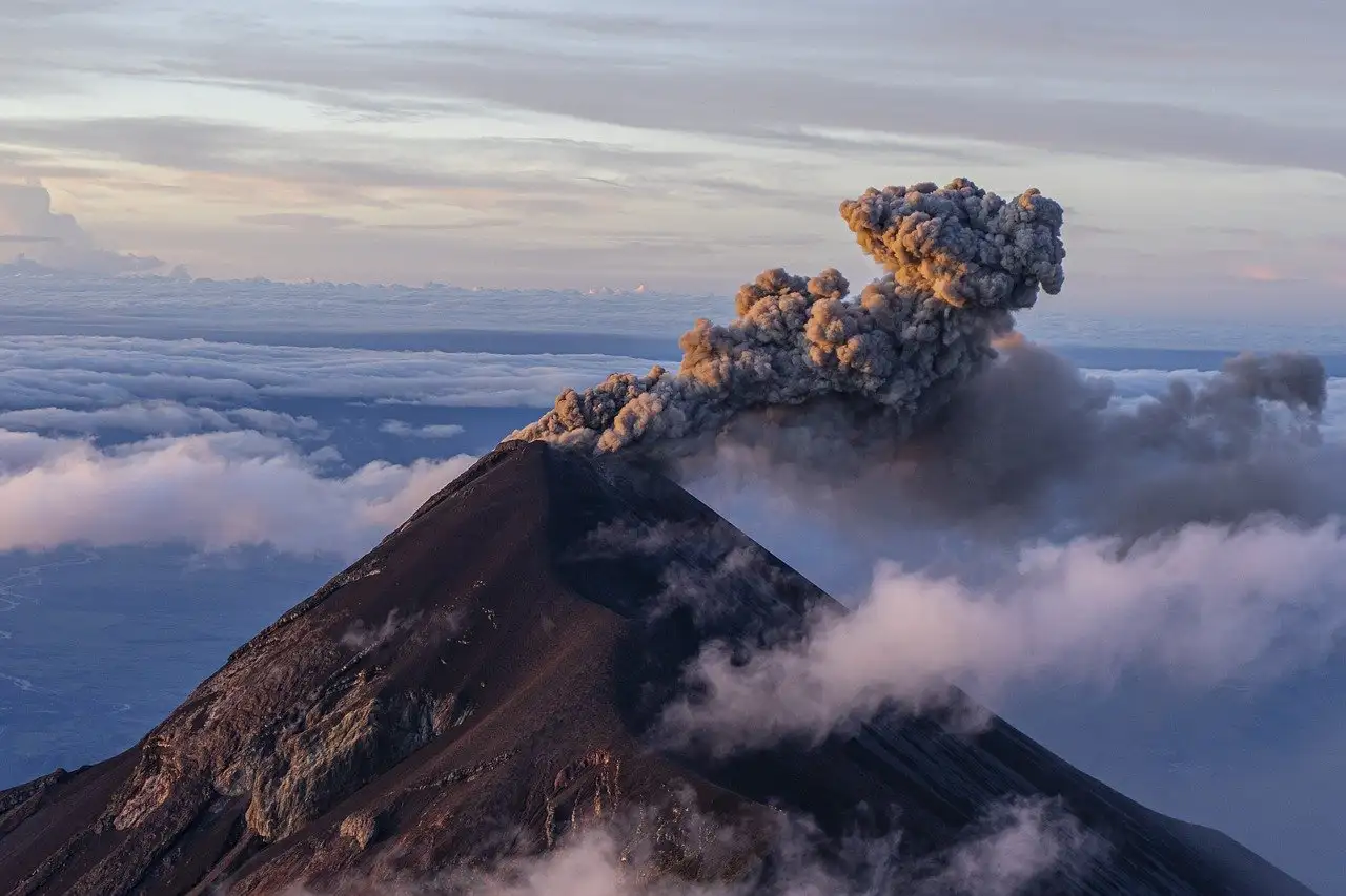 ¿Cómo influyeron los volcanes en los dinosaurios?