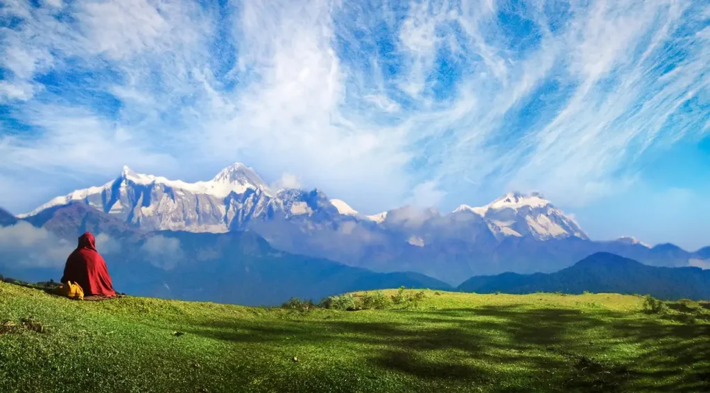 ¿Cuál es la ciudad de Nepal al pie del Himalaya?