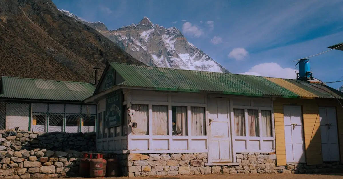 ¿Cuál es la ciudad de Nepal al pie del Himalaya?