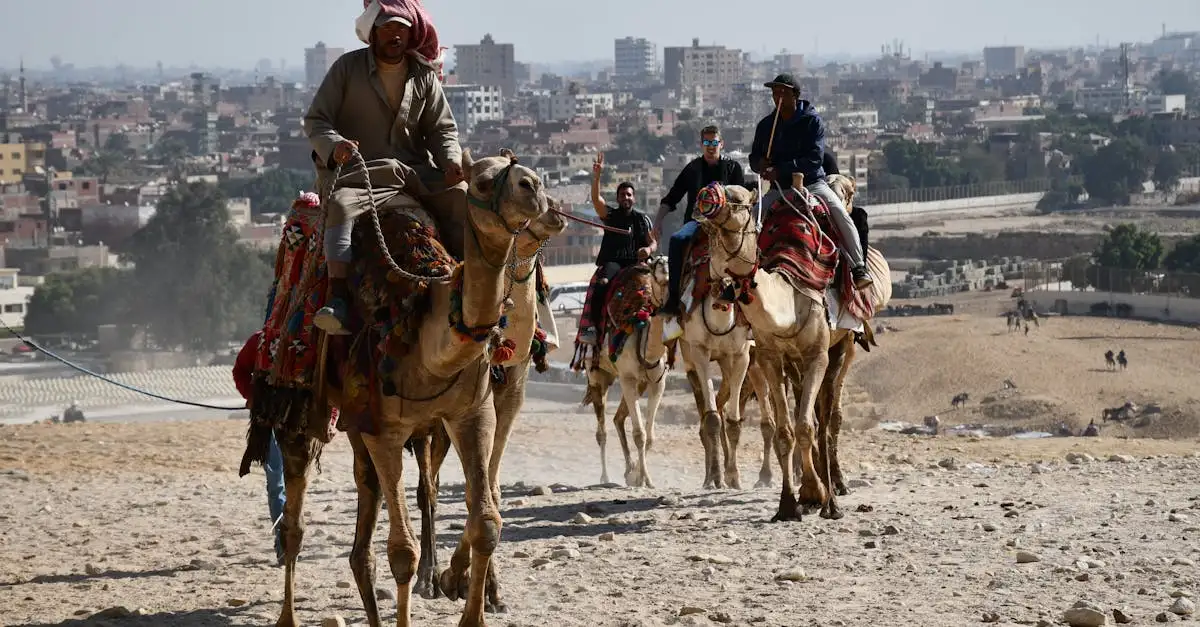 ¿Dónde se encuentra la ciudad más cercana a las pirámides de Guiza?