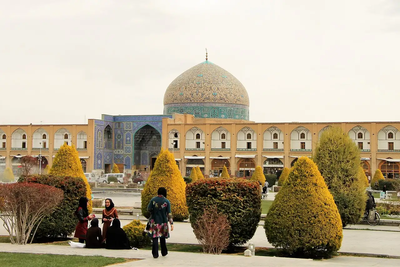 ¿Qué ciudad de Irán destaca por sus mezquitas de azulejos azules?