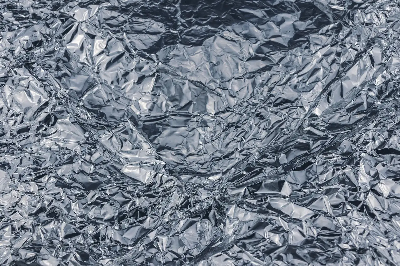 ¿Cómo evitar que un pastel se seque con papel aluminio?