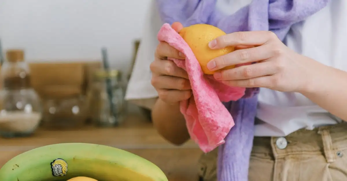¿Cómo limpiar tu microondas con agua de limón fácilmente?