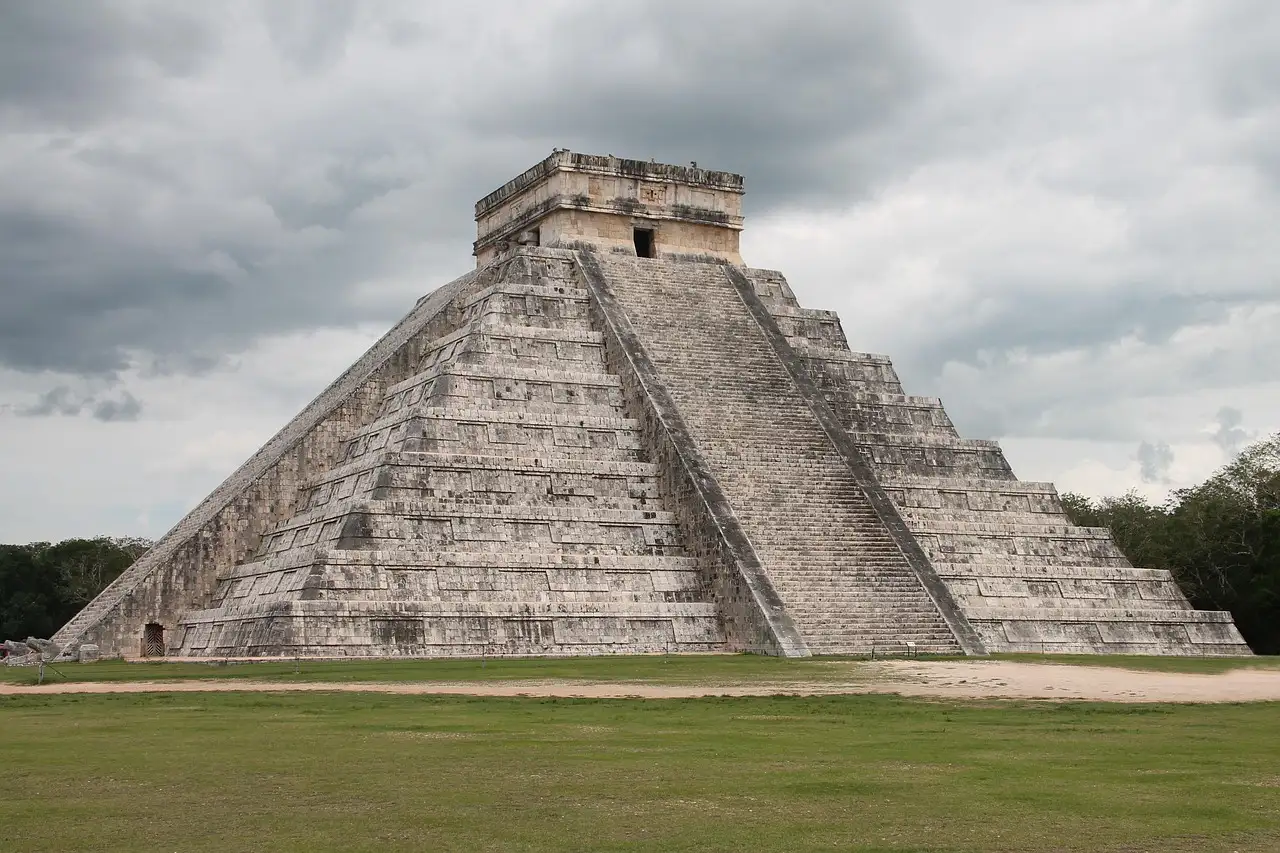 ¿Cómo organizaron los mayas su ejército con eficacia?
