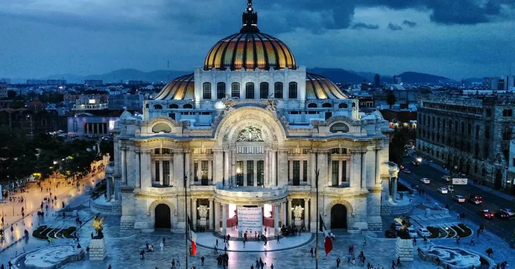 ¿Dónde se encuentra la plaza más grande del mundo en México?