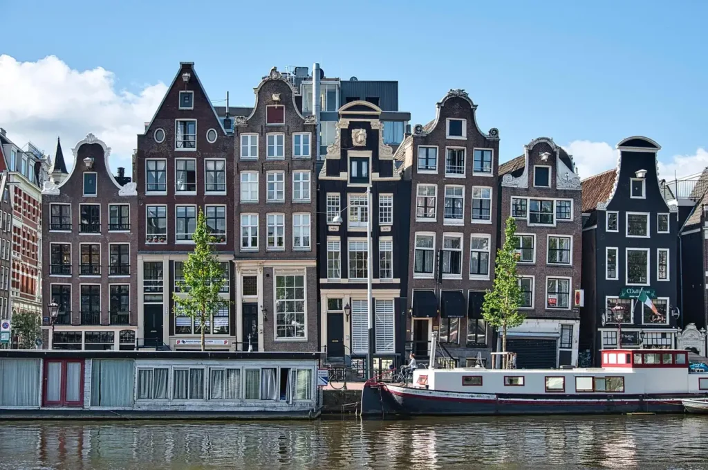 ¿Cuánto tiempo dura el viaje en bus o tren de Ámsterdam a Split?
