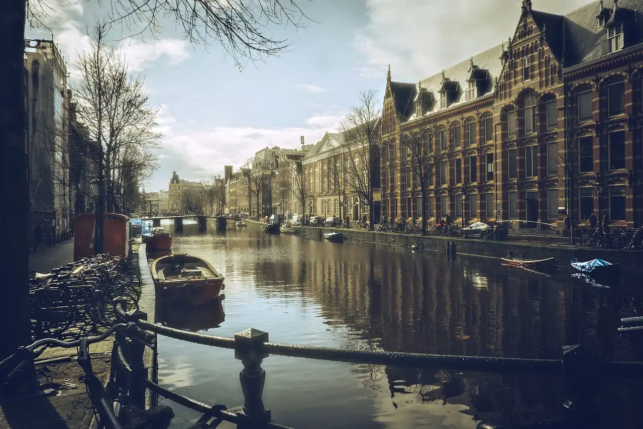 ¿Cuánto tiempo dura el viaje en bus o tren de Ámsterdam a Split?