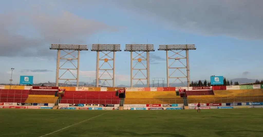 ¿Dónde se ubica el estadio de LDU Quito en Ecuador?