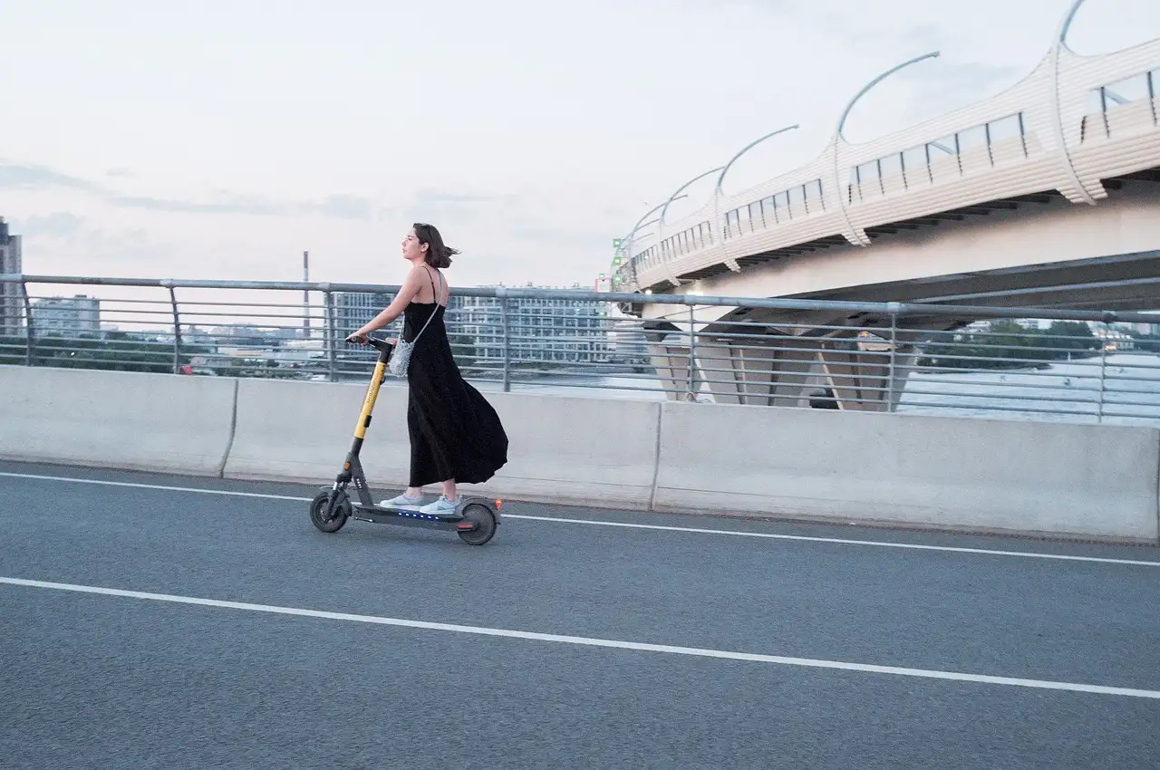 ¿Es legal conducir un e-scooter en tu ciudad?