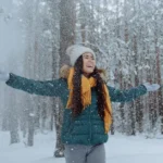 ¿Qué bufanda combinar con chaqueta verde para un look ideal?