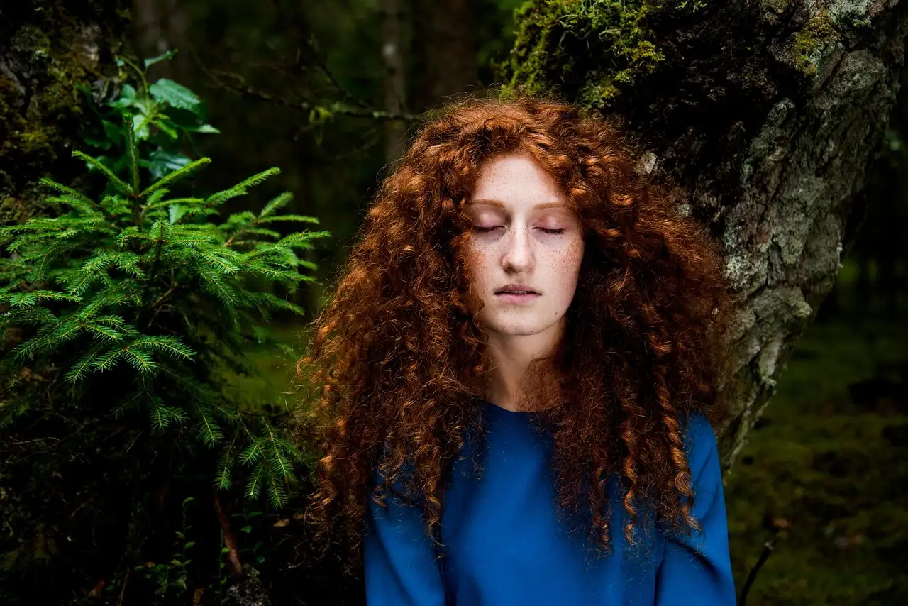 ¿Qué colores de ropa combinan mejor con el cabello rojo?