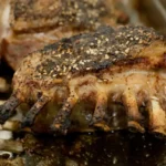 ¿Qué salsa acompaña mejor al rack de cordero?