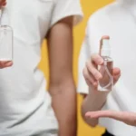 ¿Cómo elimina el alcohol las manchas de aceite en tela y suelo?