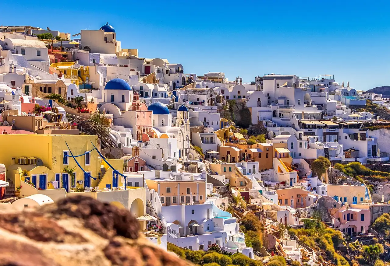 ¿Cuánto dura el vuelo de Ámsterdam a Santorini, Grecia?