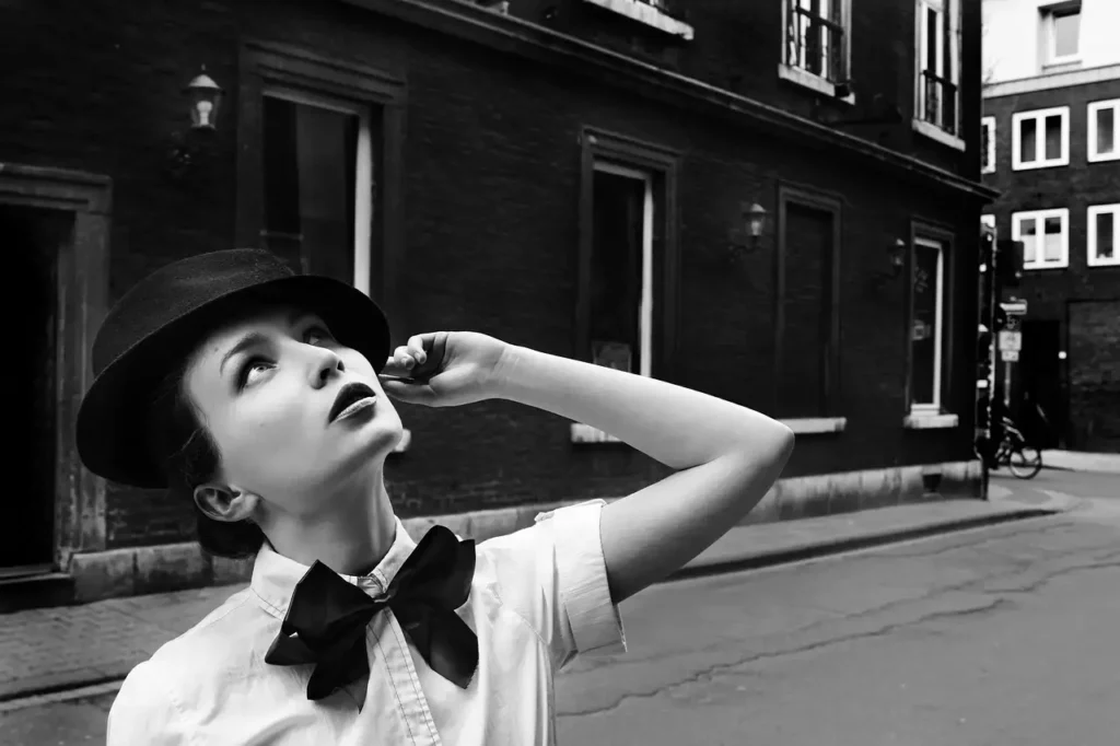 ¿Qué color de corbata combina mejor con un traje azul?