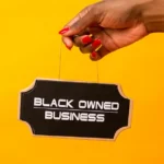 ¿Qué color de esmalte de uñas combina con atuendo negro?