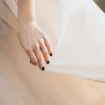 ¿Qué esmalte de uñas combina mejor con un vestido negro?