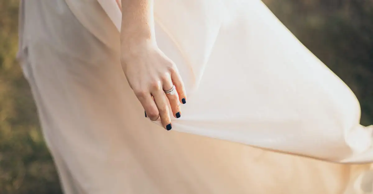 ¿Qué esmalte de uñas combina mejor con un vestido negro?