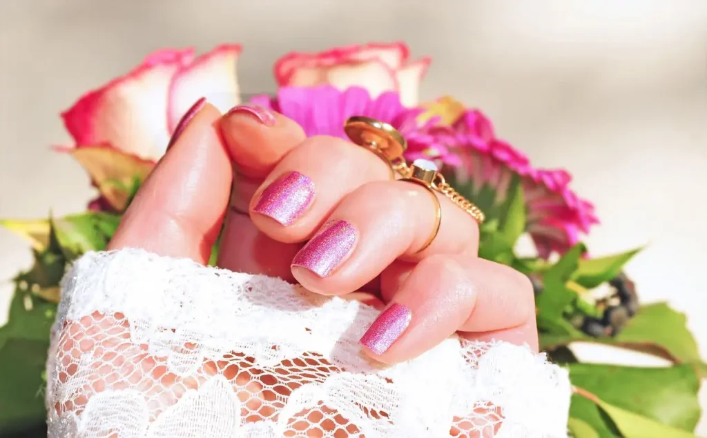 ¿Qué esmalte de uñas combina mejor con un vestido verde?