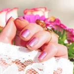 ¿Qué esmalte de uñas combina mejor con un vestido verde?