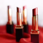 ¿Qué lápiz labial combina mejor con ropa amarilla?