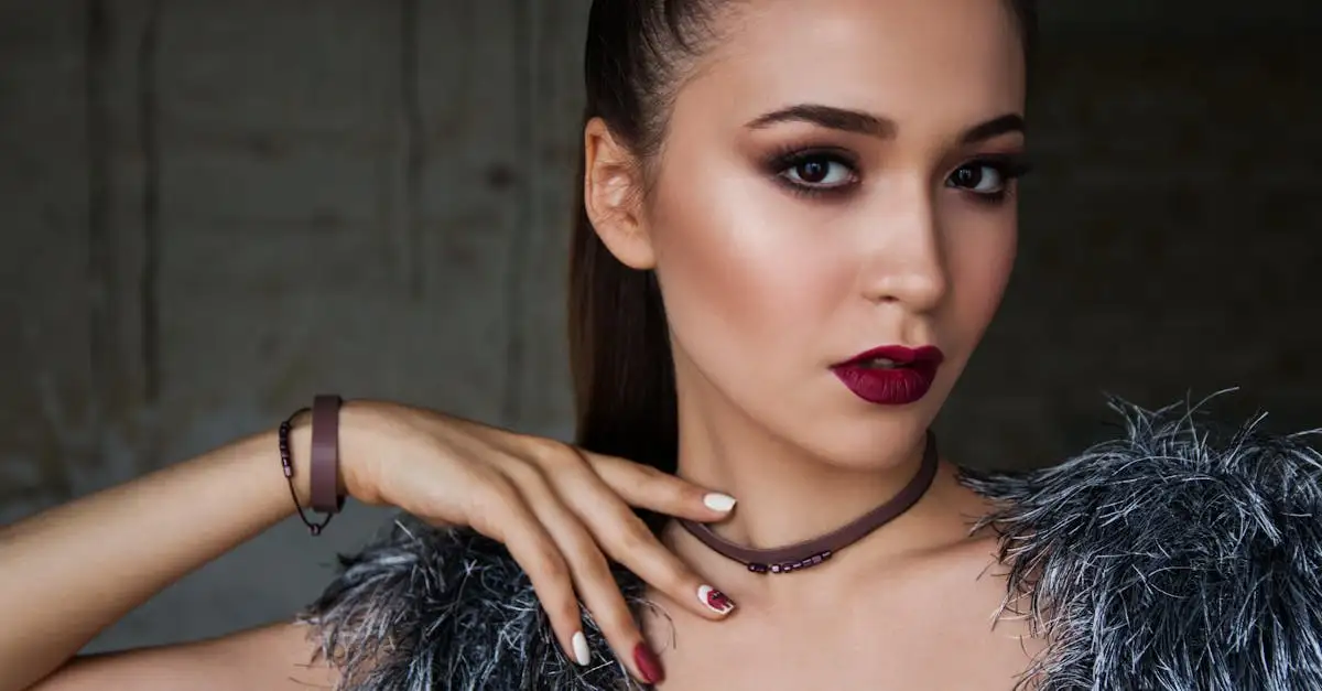 ¿Qué sombra de ojos resalta los ojos azul grisáceos?