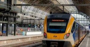 ¿Cuánto tiempo dura el viaje en bus o tren de Ámsterdam a Copenhague?